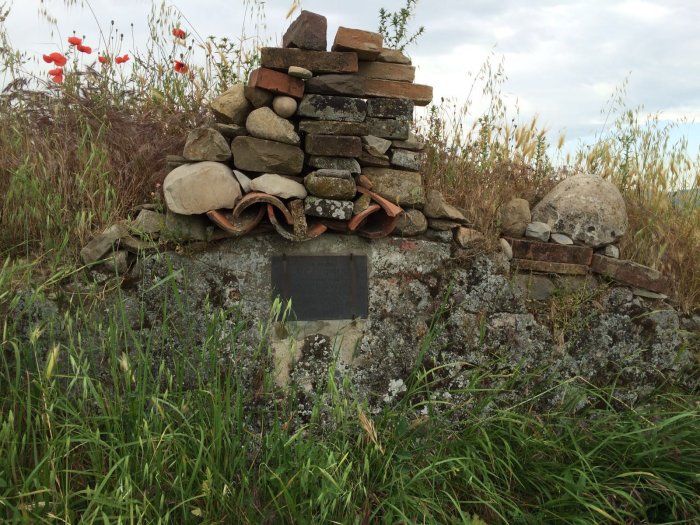 Alcune pietre e una lapide che indicano la casa natale di Luca Ghini