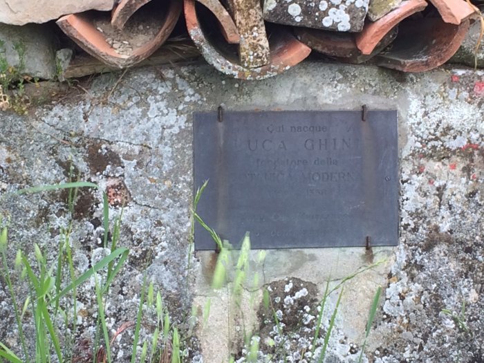 Alcune pietre e una lapide che indicano la casa natale di Luca Ghini